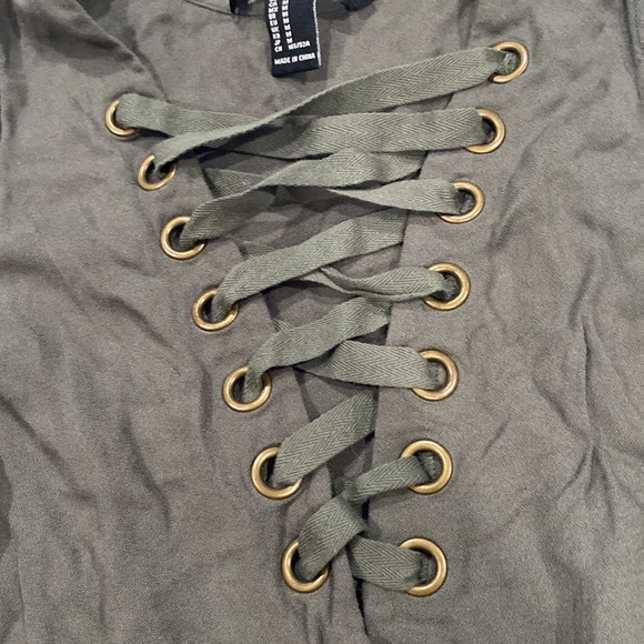 ⭐️ 2/$10 - sleeveless top - Picture 2 of 3